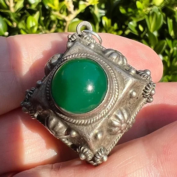 ANTIQUE VINTAGE ART DECO 800 SILVER CABOCHON GREEN ONYX AGATE LARGE FOB PENDANT